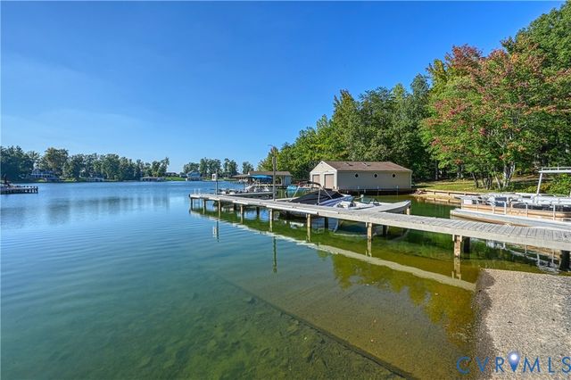 126 Hickory Ln, Bumpass, VA 23024