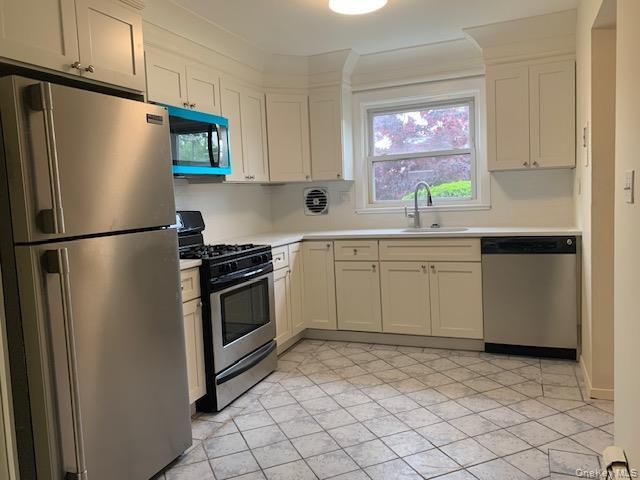 2 Vanata Court, Hempstead, NY 11550
