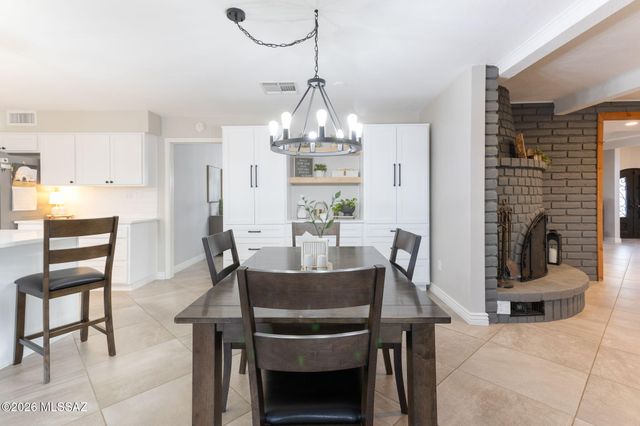 6040 W Peregrine Way, Tucson, AZ 85745