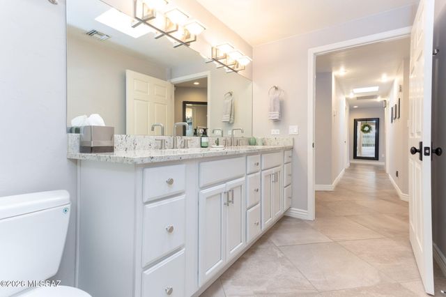 6040 W Peregrine Way, Tucson, AZ 85745