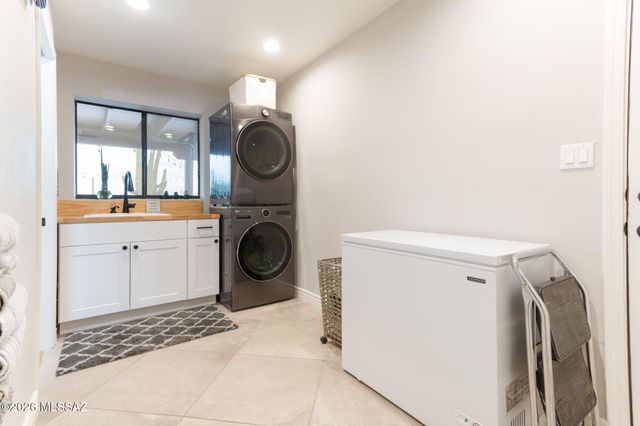 6040 W Peregrine Way, Tucson, AZ 85745