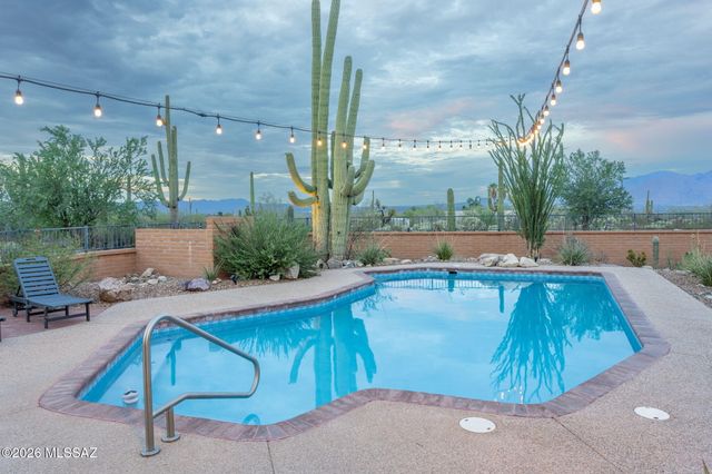 6040 W Peregrine Way, Tucson, AZ 85745