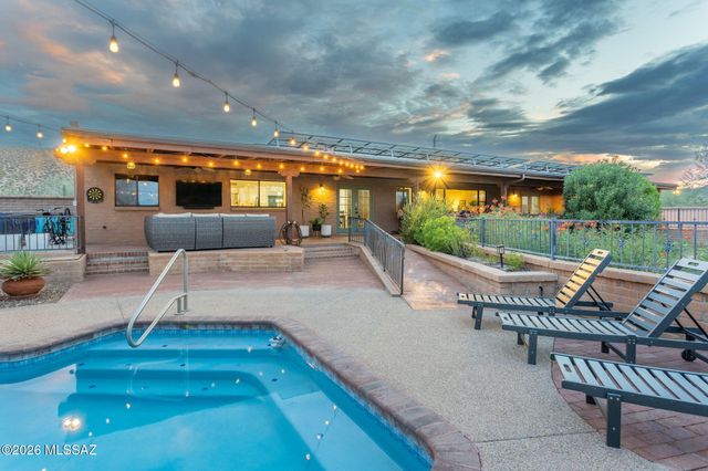 6040 W Peregrine Way, Tucson, AZ 85745