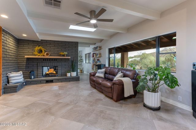 6040 W Peregrine Way, Tucson, AZ 85745