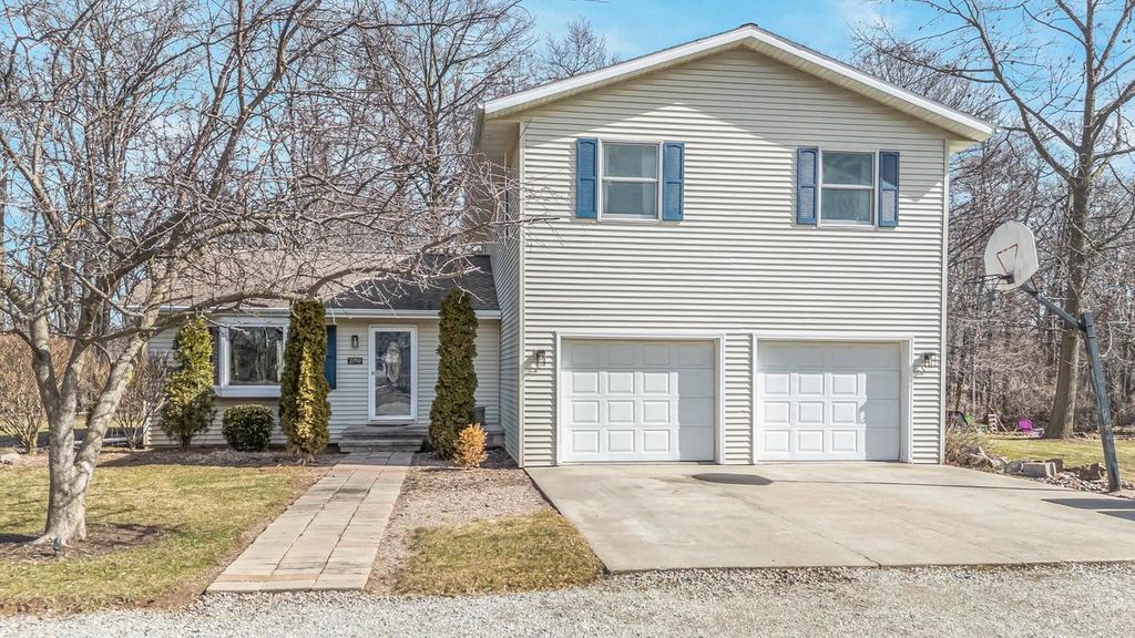 2190 CARLETON AVENUE, Appleton, WI 54915