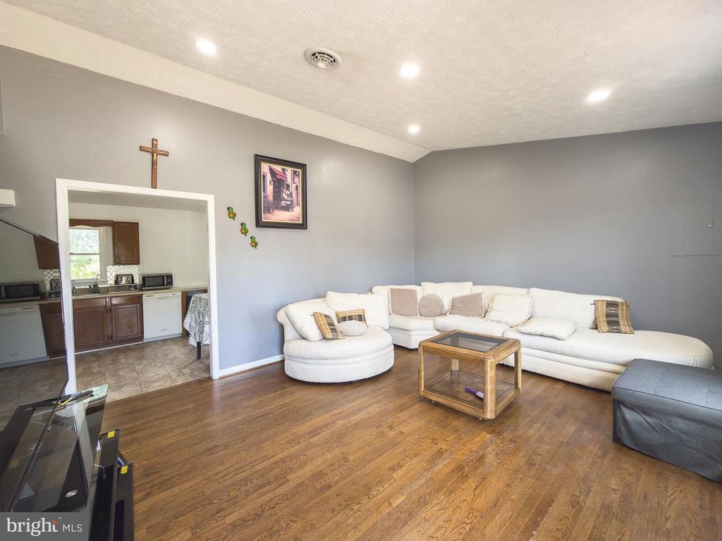 207 NIGHTINGALE AVE, Stephens City, VA 22655