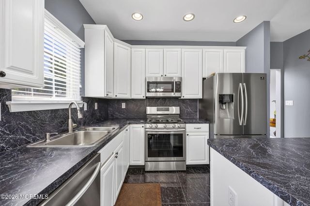11 Narrowbrook Court, Manalapan, NJ 07726