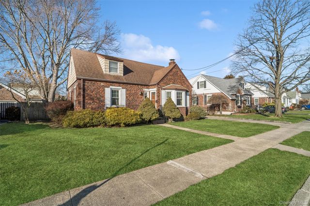 41 Goldenrod Avenue, Franklin Square, NY 11010