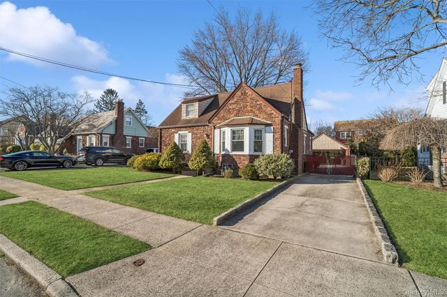 41 Goldenrod Avenue, Franklin Square, NY 11010