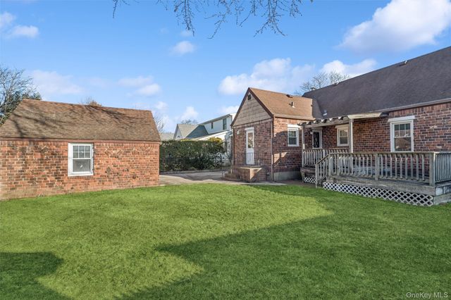 41 Goldenrod Avenue, Franklin Square, NY 11010