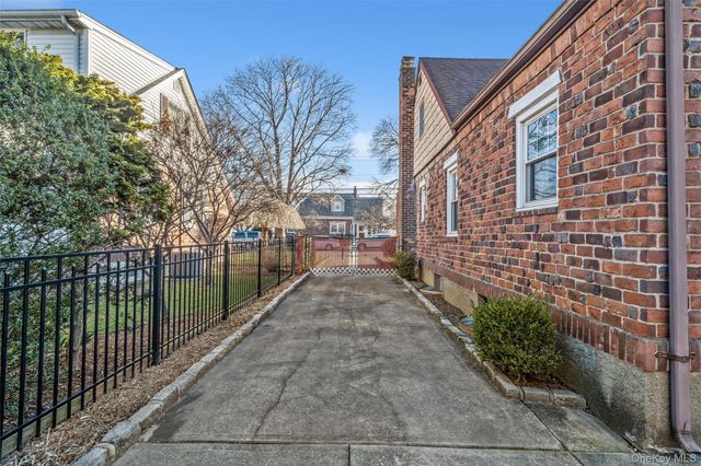 41 Goldenrod Avenue, Franklin Square, NY 11010