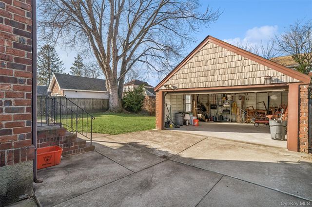 41 Goldenrod Avenue, Franklin Square, NY 11010