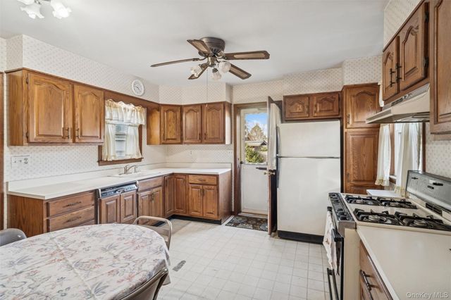 41 Goldenrod Avenue, Franklin Square, NY 11010