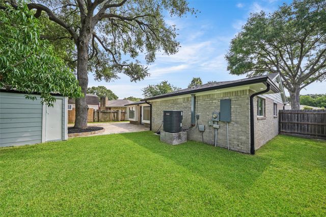 9607 Rumbling Wood Lane, Houston, TX 77086