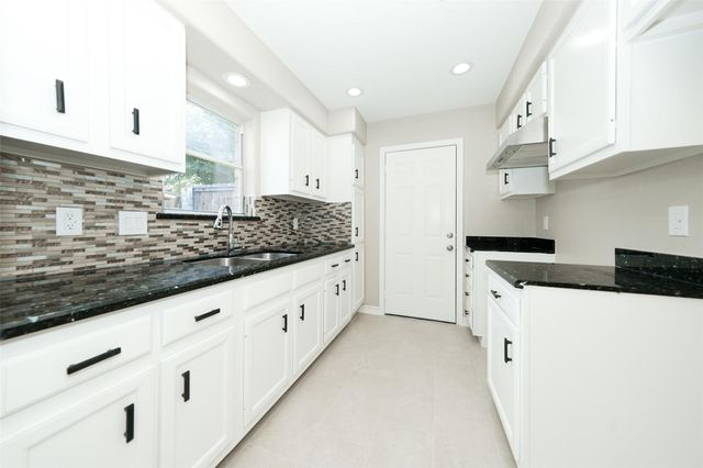 9607 Rumbling Wood Lane, Houston, TX 77086