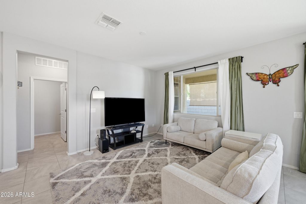 Image 10 of property listing at 59 E LIBERTY Lane, Gilbert, AZ 85296