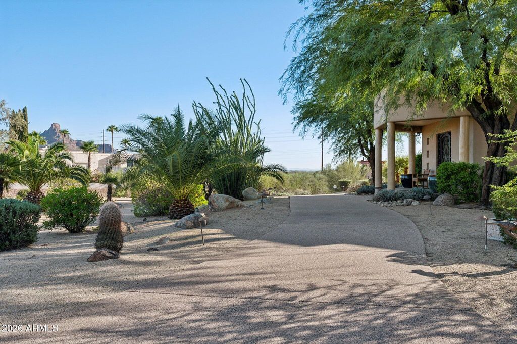 Image 7 of property listing at 16625 E LAST TRAIL Drive, Fountain Hills, AZ 85268