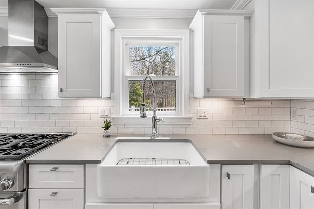 320 Braggs Ln, Barnstable, MA 02630