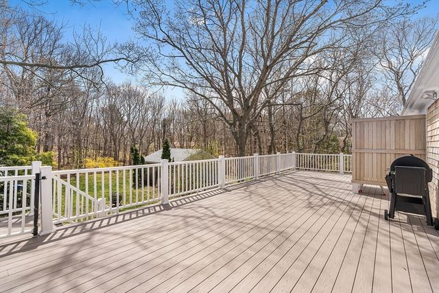 320 Braggs Ln, Barnstable, MA 02630