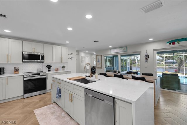 1221 SE 43rd TER, Cape Coral, FL 33904