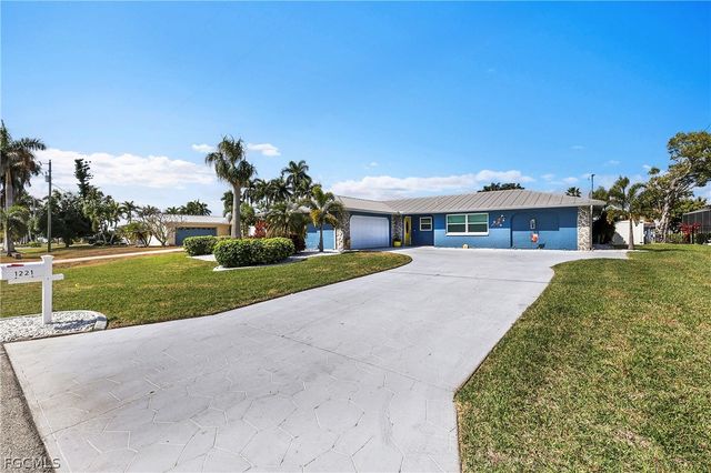 1221 SE 43rd TER, Cape Coral, FL 33904