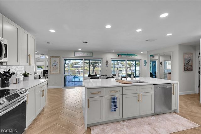 1221 SE 43rd TER, Cape Coral, FL 33904