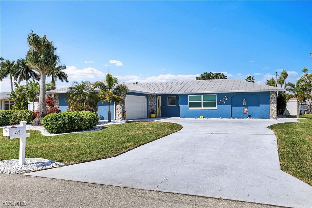 1221 SE 43rd TER, Cape Coral, FL 33904