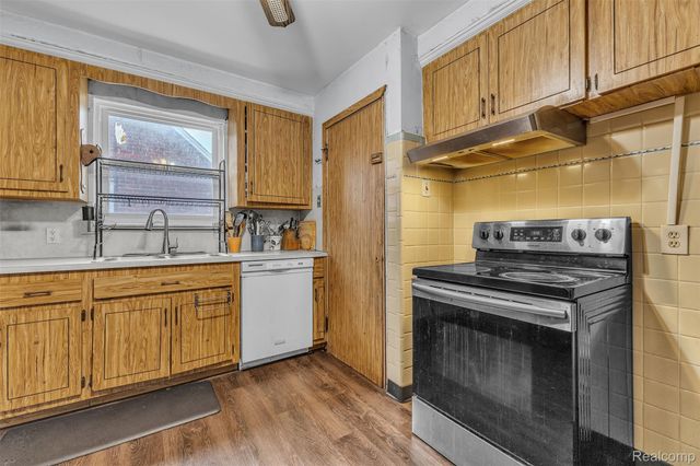 15361 Sprenger Avenue, Eastpointe, MI 48021