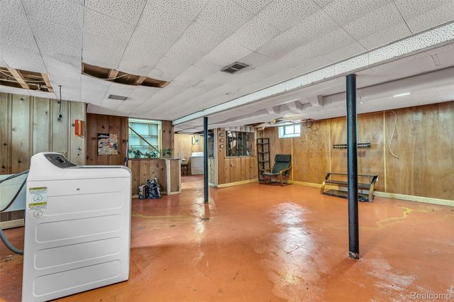 15361 Sprenger Avenue, Eastpointe, MI 48021