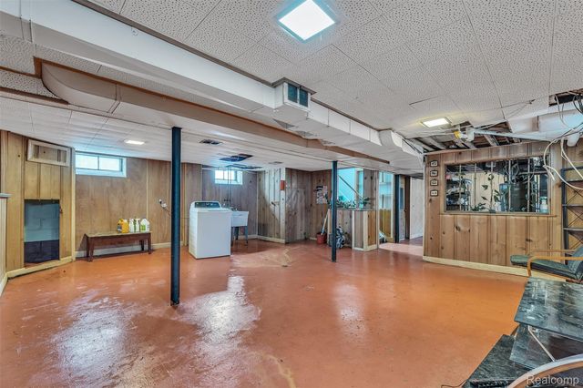 15361 Sprenger Avenue, Eastpointe, MI 48021