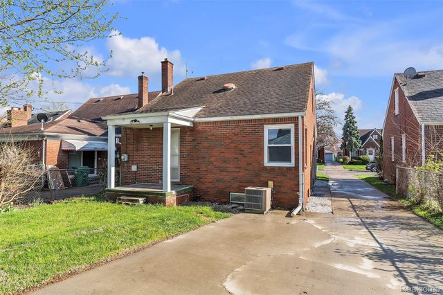 15361 Sprenger Avenue, Eastpointe, MI 48021
