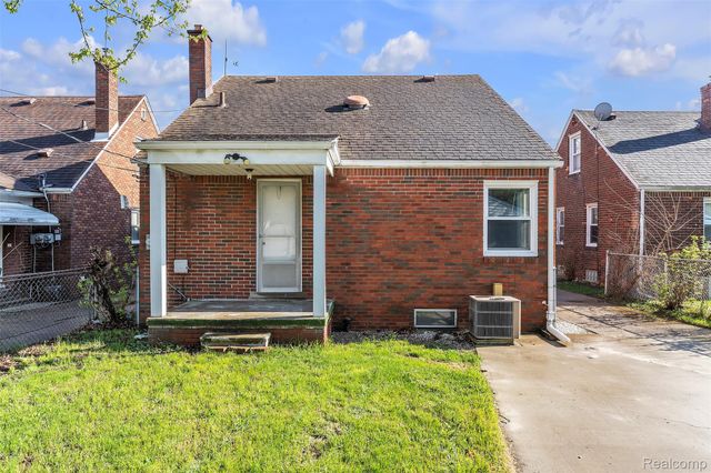 15361 Sprenger Avenue, Eastpointe, MI 48021