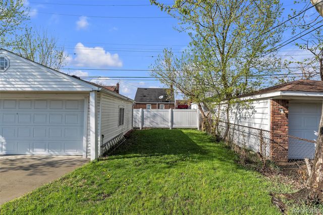 15361 Sprenger Avenue, Eastpointe, MI 48021