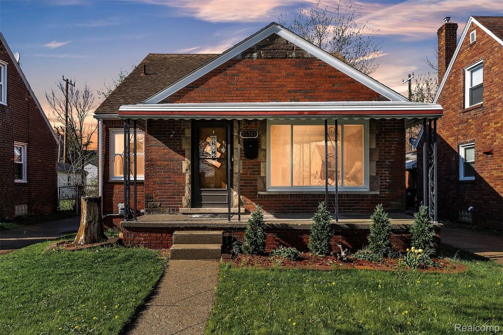 15361 Sprenger Avenue, Eastpointe, MI 48021