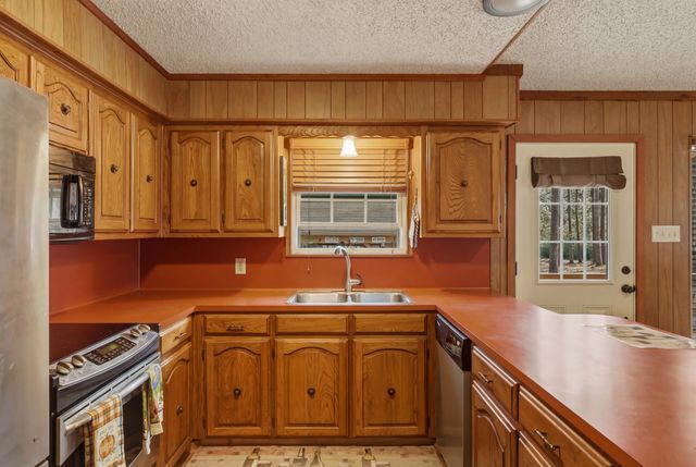 1048 W Holly Trail, Hawkins, TX 75765