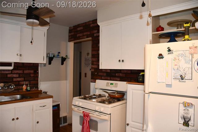 7725 Jackson Street, Taylor, MI 48180