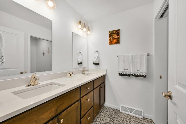 8735 S Bell Meadow COURT, Franklin, WI 53132