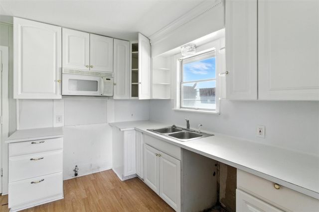 706 W 7th Street, Freeport, TX 77541