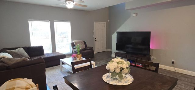 5421 College Oak Dr, Sacramento, CA 95841