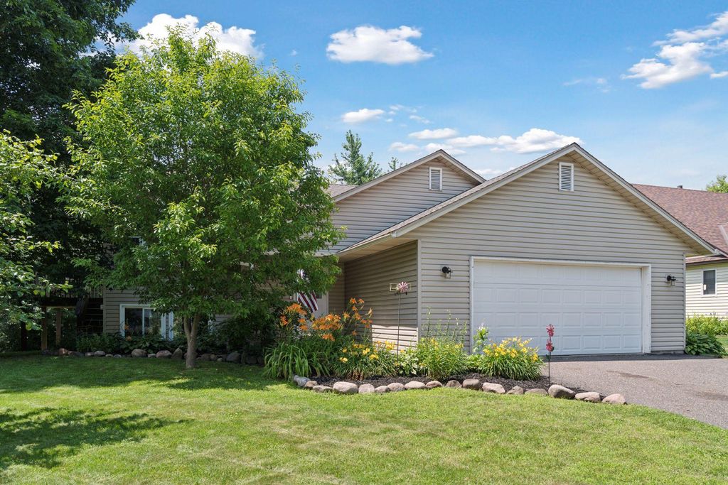 1712 9th Street SE, Forest Lake, MN 55025
