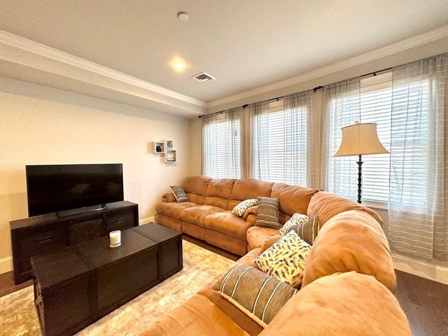 371 Main St 10, Woburn, MA 01801