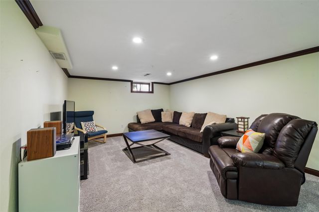 7110 Madison Avenue, Urbandale, IA 50322