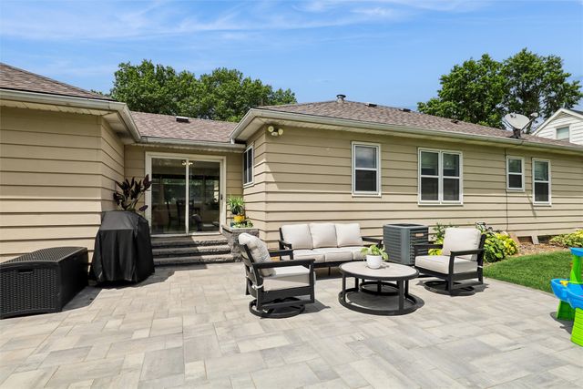 7110 Madison Avenue, Urbandale, IA 50322