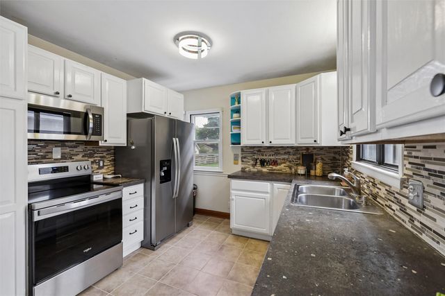 7110 Madison Avenue, Urbandale, IA 50322