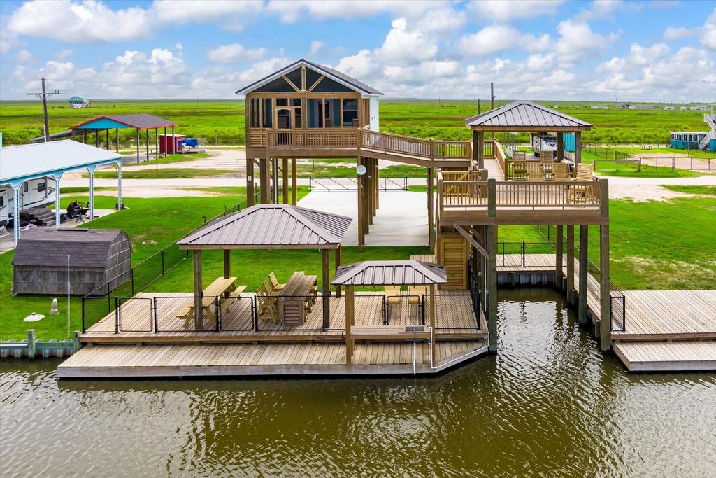 1185 Mabry Street, Gilchrist, TX 77617