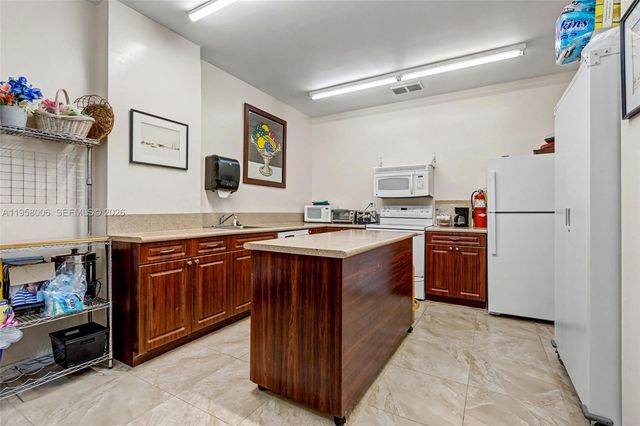 11930 N Bayshore Dr 606, North Miami, FL 33181