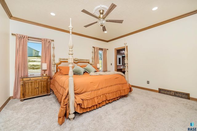 821 N Sylvan Dr Drive, Sioux Falls, SD 57110