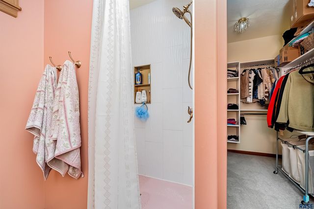 821 N Sylvan Dr Drive, Sioux Falls, SD 57110