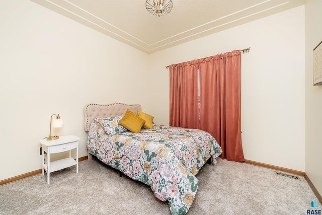 821 N Sylvan Dr Drive, Sioux Falls, SD 57110