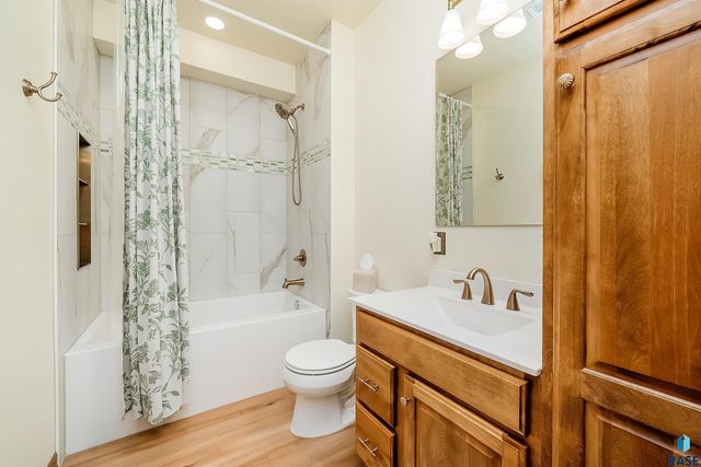 821 N Sylvan Dr Drive, Sioux Falls, SD 57110